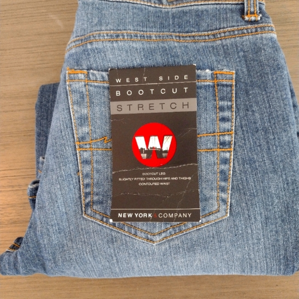 NWT NEW YORK & COMPANY.. WESTSIDE BOOT CUT STRETCH JEANS SIZE 4 AVERAGE - Picture 1 of 12
